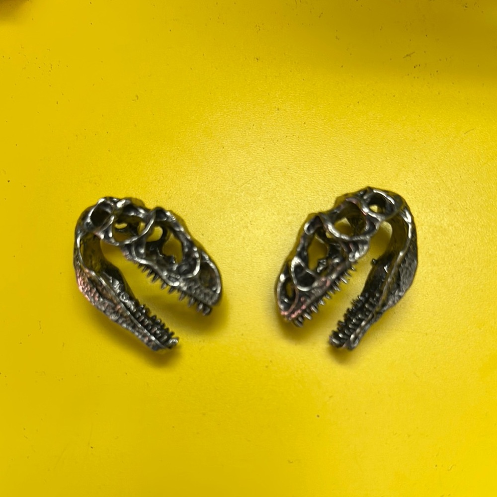 Allosaurus dinosaur skull ear weights hangers plugs perfect condition - Picture 1 of 4
